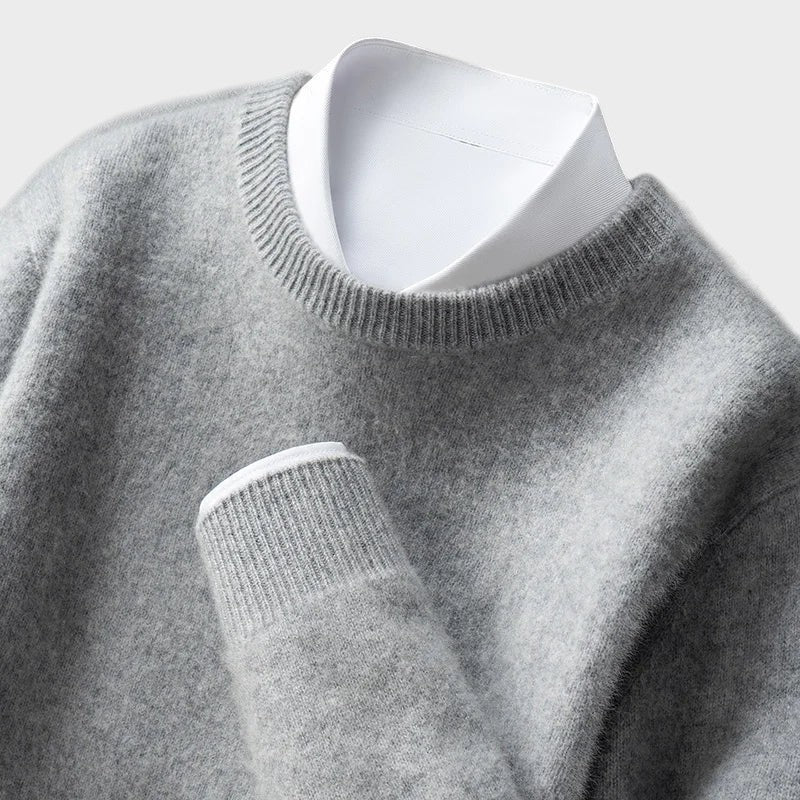 Pullover cinzento Lars Hamburg com gola redonda e punhos canelados, sobreposto a uma camisa branca elegante.