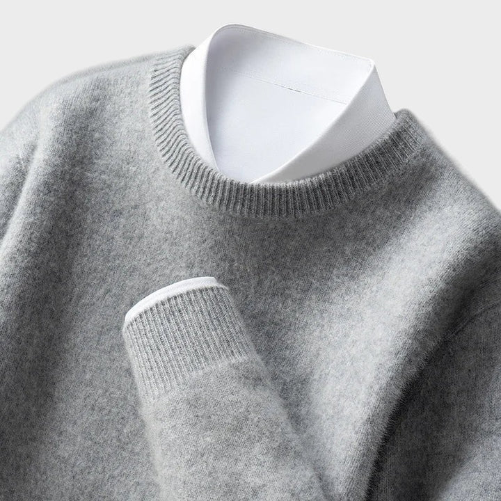 Pullover cinzento Lars Hamburg com gola redonda e punhos canelados, sobreposto a uma camisa branca elegante.