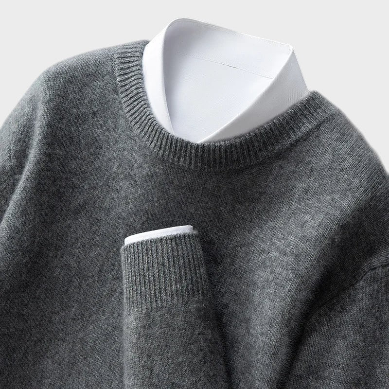 Pullover cinzento Lars Hamburg com gola redonda e punhos canelados, sobreposto a uma camisa branca formal.