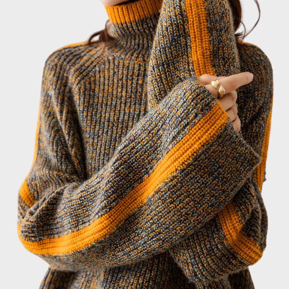 Pullover de malha grossa Lars Hamburg com gola alta, em tons de cinzento e riscas laterais em laranja vibrante.