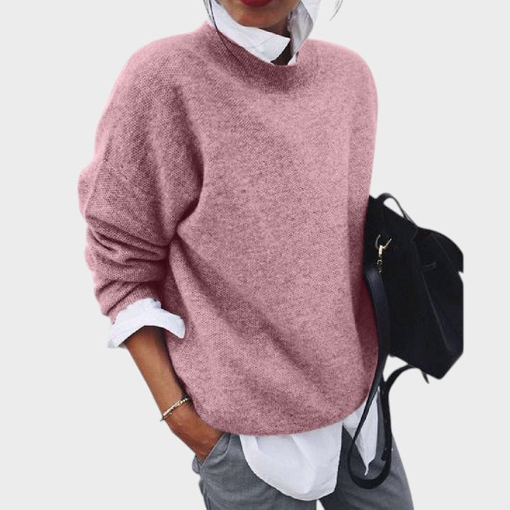 Pullover rosa de malha macia Lars Hamburg com gola redonda, usado sobre camisa branca e calças cinzentas.