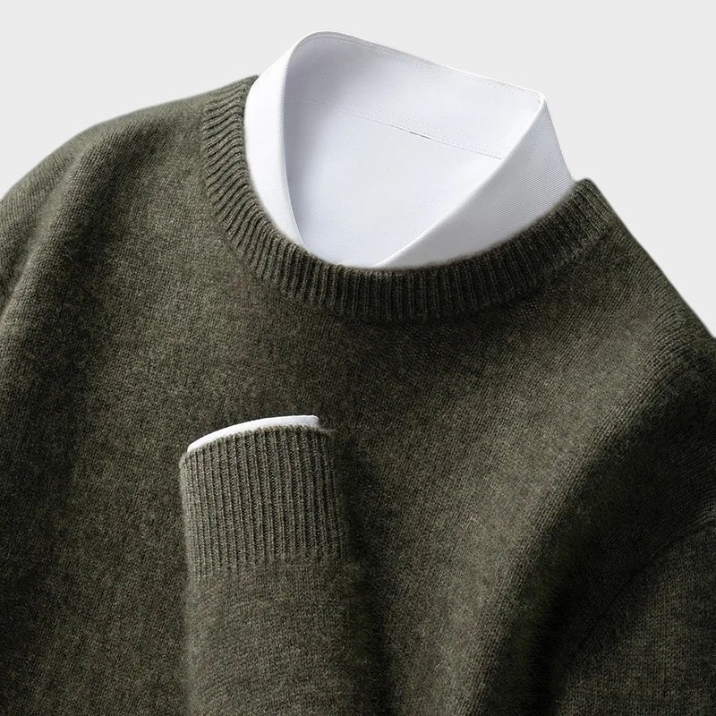 Pullover Andrzej da marca Lars Hamburg em verde azeitona com gola redonda e punhos canelados sobre camisa branca
