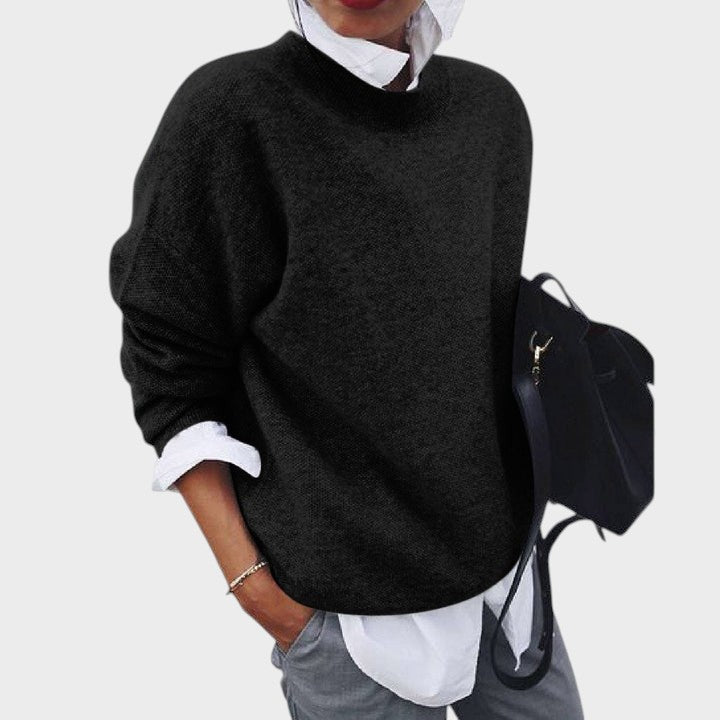 Pulôver preto de malha macia Lars Hamburg com gola redonda, usado sobre camisa branca, estilo casual elegante.