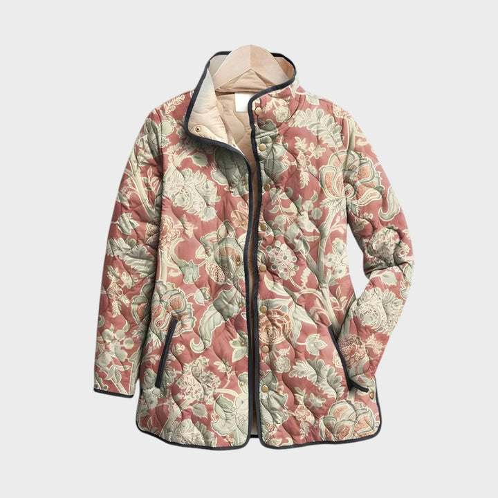 Steppjacke Arisbeth™ da Lars Hamburg com padrão floral vintage em tons de rosa e verde, estilo casual e elegante.
