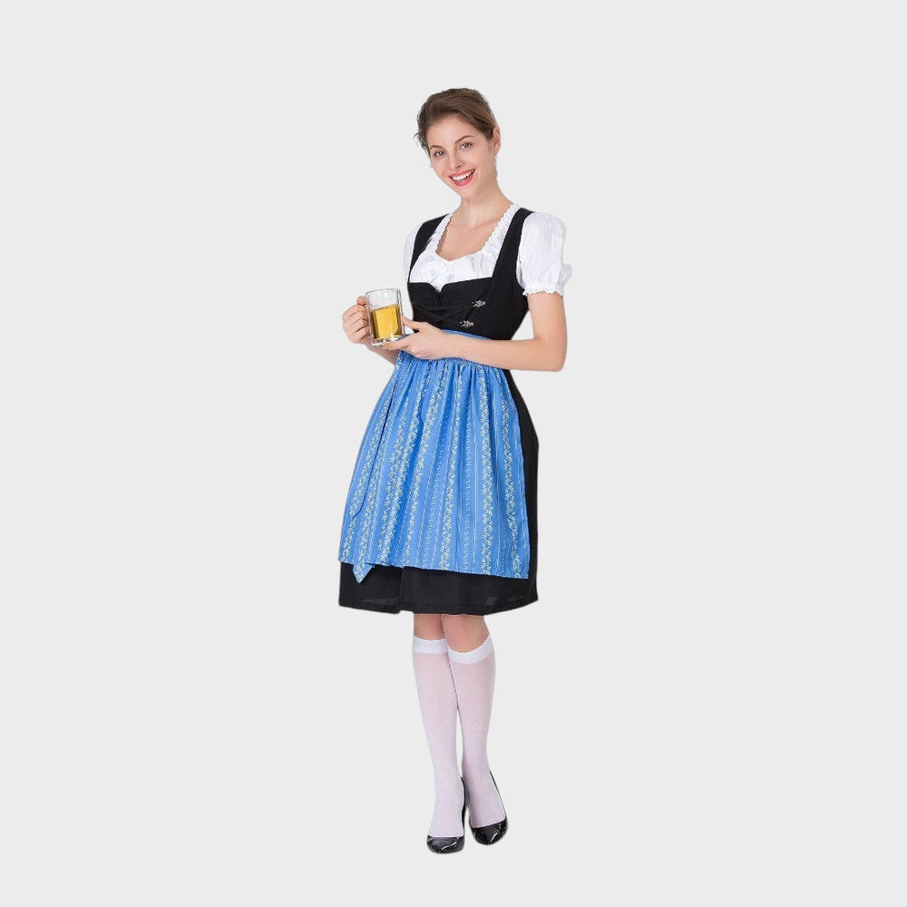 Modelo vestindo vestido tradicional Lars Hamburg preto e branco com avental azul bordado e caneca de cerveja