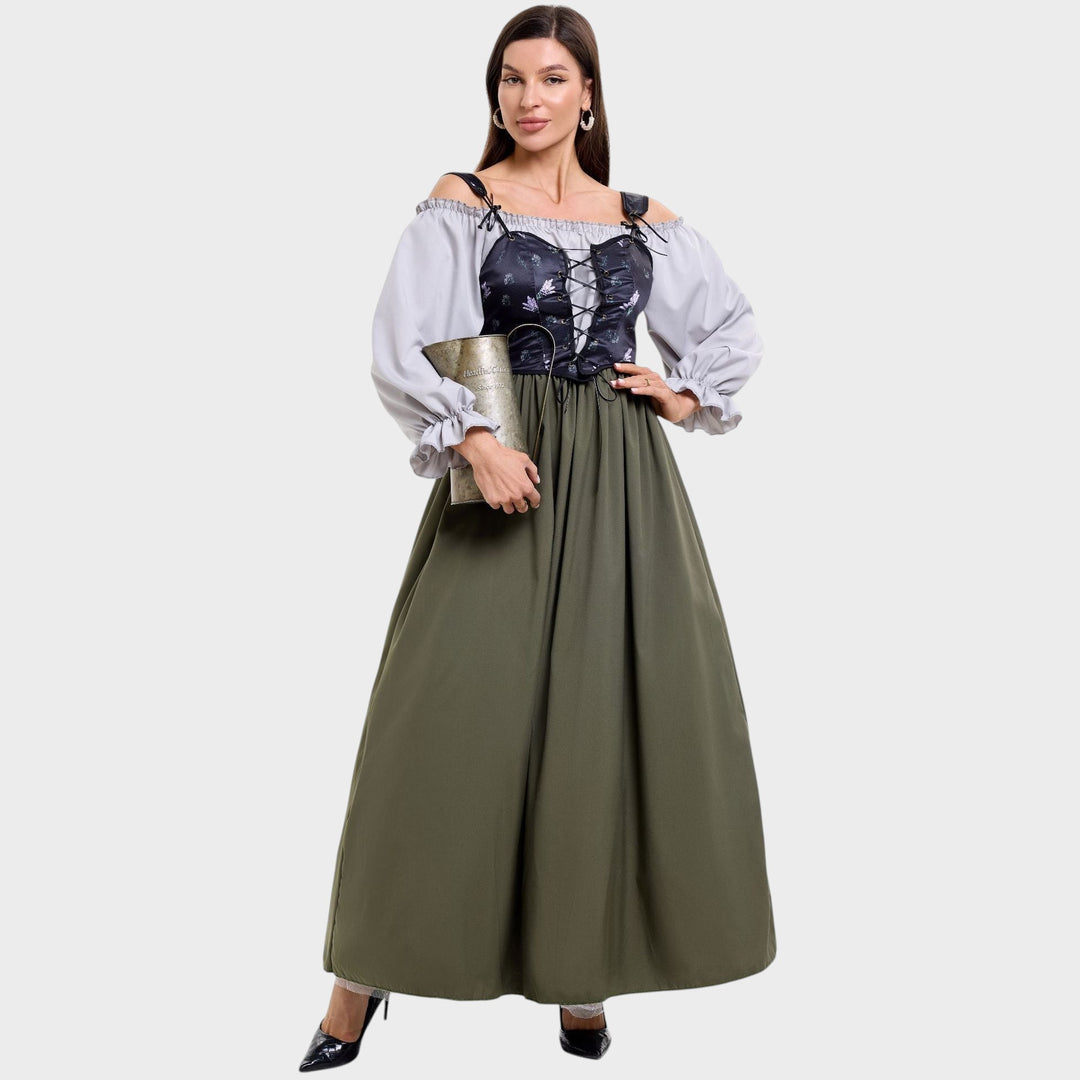 Modelo veste vestido tradicional Lars Hamburg com corpete floral, mangas bufantes cinzentas e saia longa verde oliva.