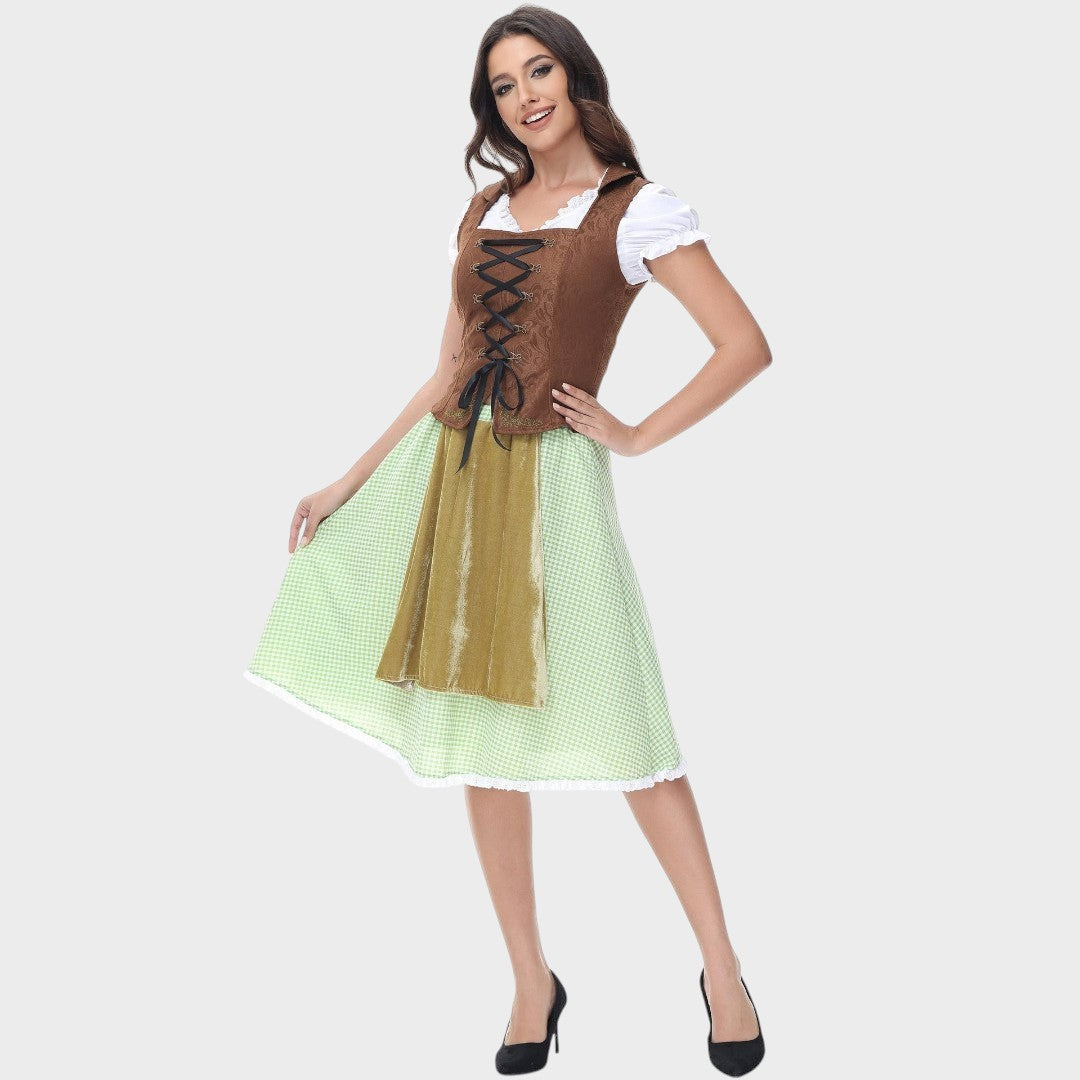 Modelo veste vestido tradicional Lars Hamburg com corpete castanho, saia verde xadrez e detalhes de folhos românticos.