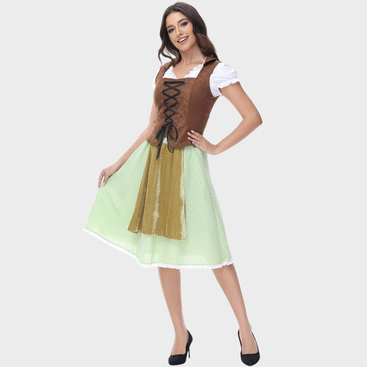 Modelo veste vestido tradicional Lars Hamburg com corpete castanho, saia verde xadrez e detalhes de folhos românticos.