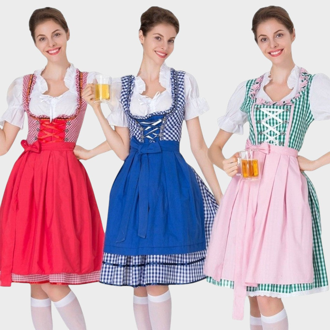Três modelos Lars Hamburg vestindo vestidos tradicionais Trachten com padrão xadrez, aventais e blusas brancas.