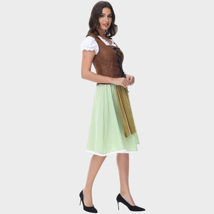 Modelo veste vestido tradicional Lars Hamburg com corpete castanho, saia verde xadrez e detalhes de folhos românticos.