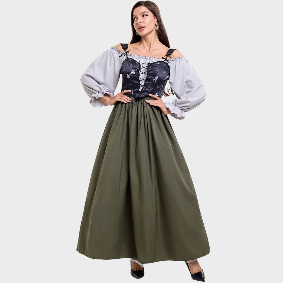 Modelo veste vestido tradicional Lars Hamburg com corpete floral, mangas bufantes cinzentas e saia longa verde oliva.