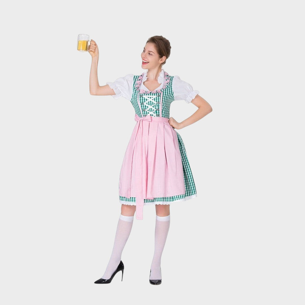 Modelo vestindo vestido tradicional Lars Hamburg Loni com padrão xadrez verde, avental rosa e blusa branca com cerveja