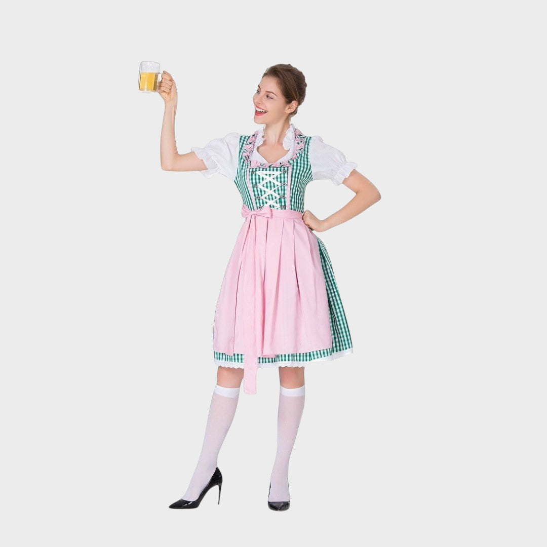 Modelo vestindo vestido tradicional Lars Hamburg Loni com padrão xadrez verde, avental rosa e blusa branca com cerveja