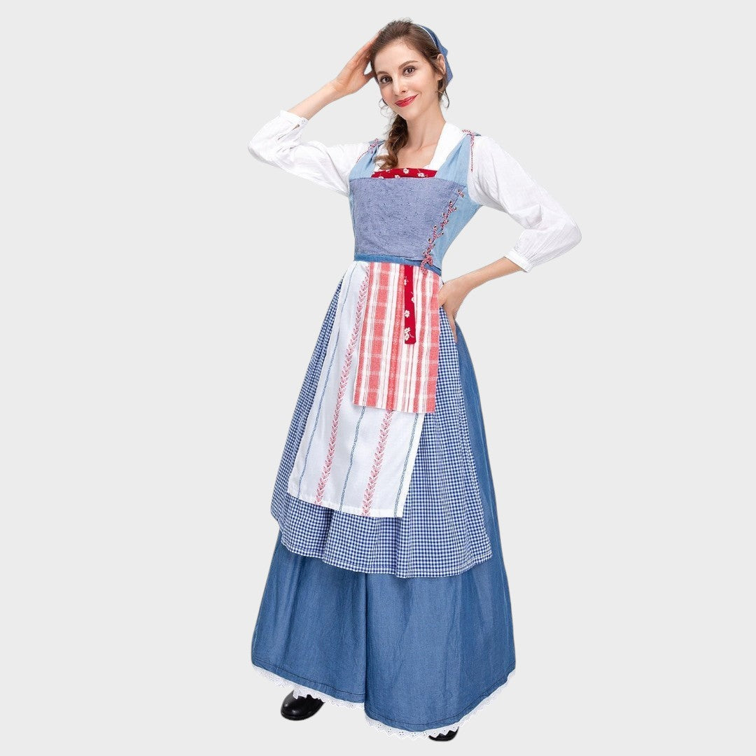 Modelo veste vestido tradicional Lars Hamburg azul com avental listrado, detalhes em renda e design nostálgico.