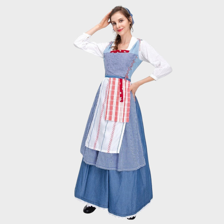 Modelo veste vestido tradicional Lars Hamburg azul com avental listrado, detalhes em renda e design nostálgico.
