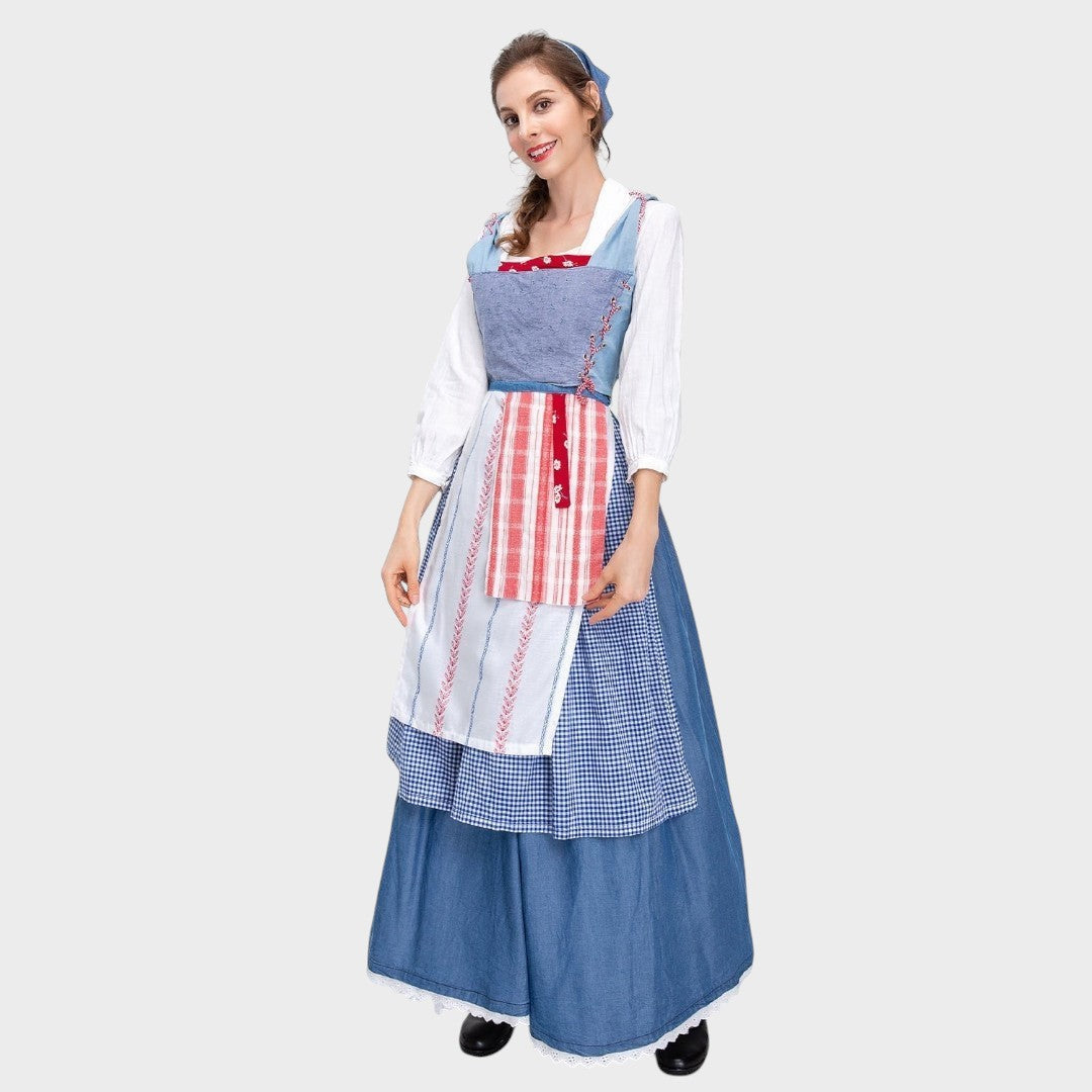 Modelo veste vestido tradicional Lars Hamburg azul com avental às riscas, blusa branca e detalhes em folhos