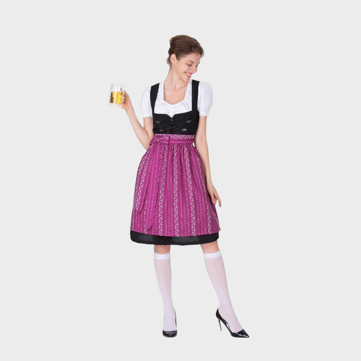Modelo vestindo vestido tradicional Lars Hamburg com avental roxo, detalhes em babados e blusa branca para Oktoberfest.