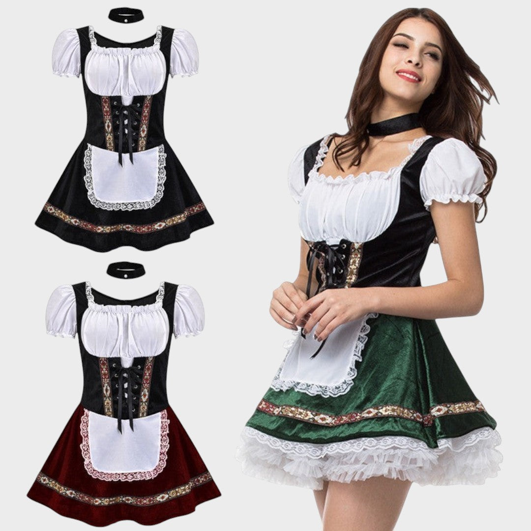 Trachtenkleid Wetti von Lars Hamburg mit Schnürung, weißer Bluse, Schürze und Rüschen, getragen von einem Model.