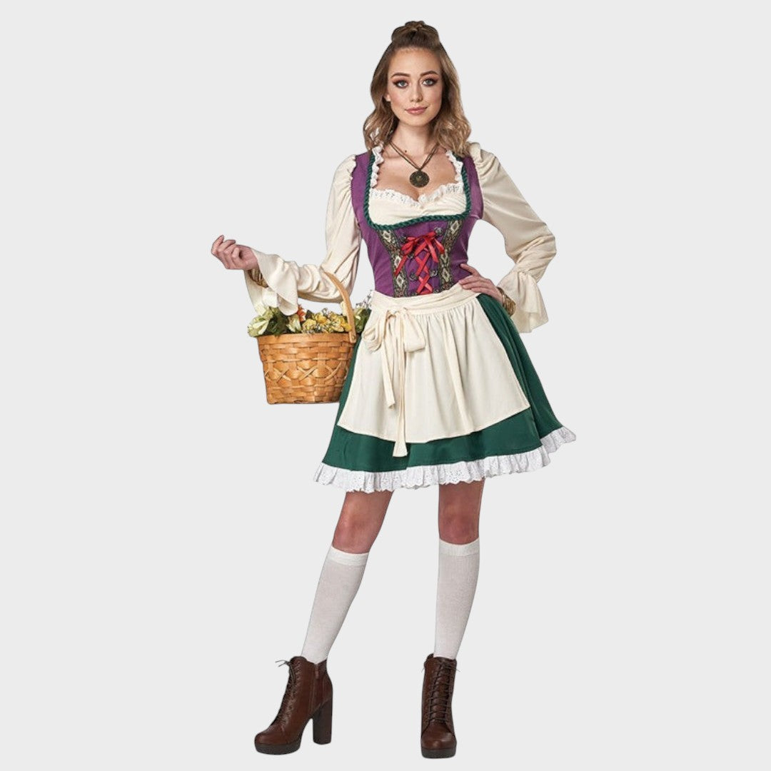 Modelo veste vestido tradicional Lars Hamburg com corpete roxo, avental bege, saia verde e detalhes de folhos