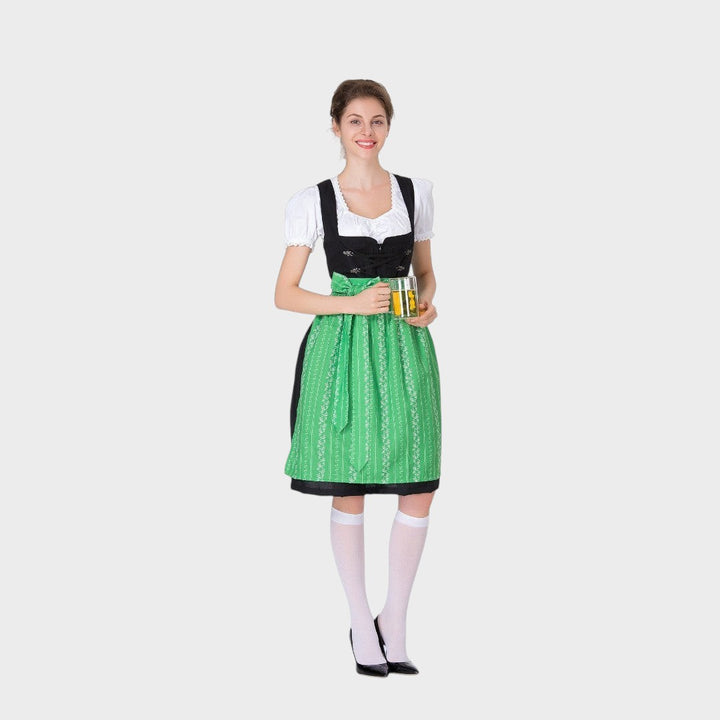 Modelo veste vestido tradicional Lars Hamburg com avental verde, detalhes em renda e blusa branca para Oktoberfest