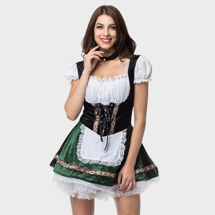 Modelo vestindo vestido de traje típico Lars Hamburg com espartilho preto, saia verde aveludada e avental branco