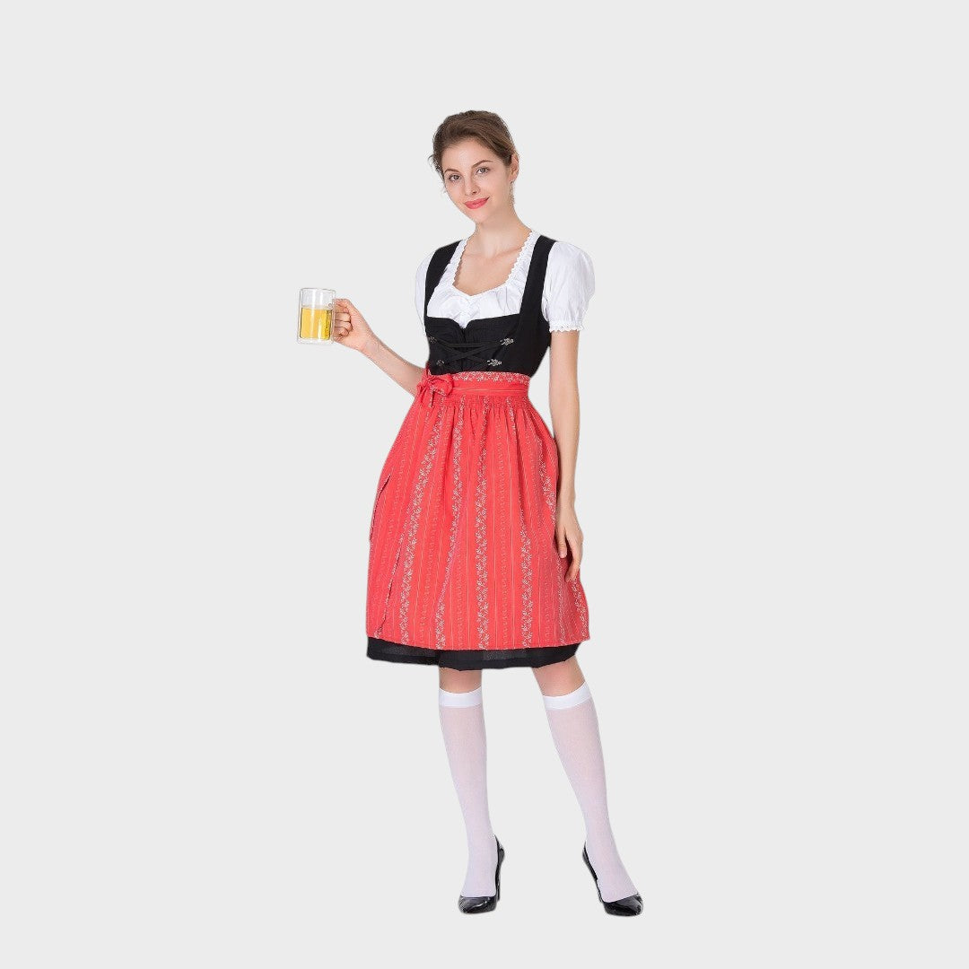 Modelo veste vestido tradicional Lars Hamburg com avental vermelho, detalhes em renda e blusa branca, segurando caneca