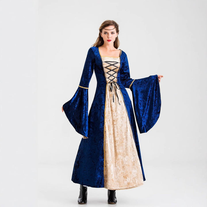 Modelo veste traje histórico Lars Hamburg em veludo azul com mangas largas, detalhes dourados e amarração frontal.