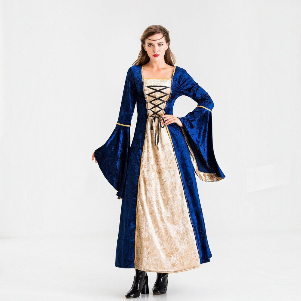 Modelo veste traje histórico Lars Hamburg em veludo azul e dourado com mangas largas e amarração frontal