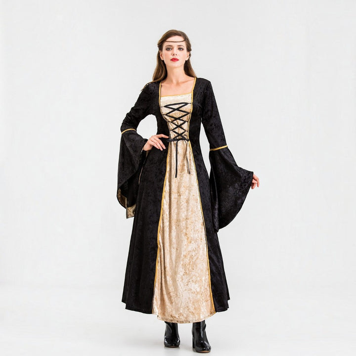 Modelo veste traje histórico Lars Hamburg em veludo preto e dourado com mangas largas e detalhe de amarração frontal.