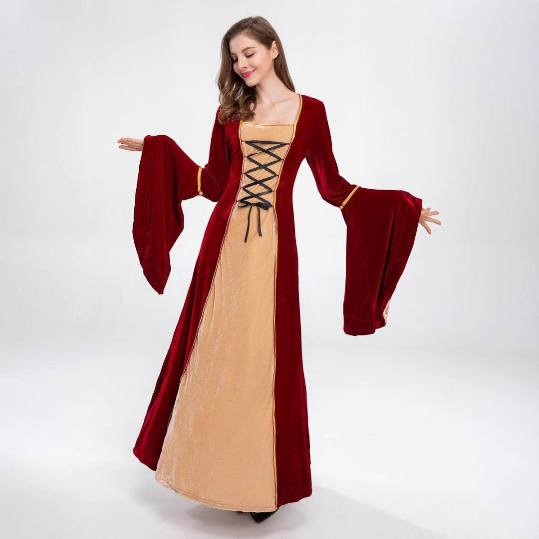 Modelo veste traje histórico Lars Hamburg em veludo vermelho e dourado com mangas largas e cordões frontais