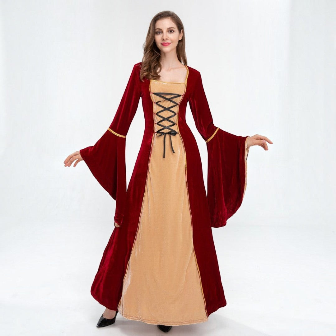 Modelo veste traje histórico Lars Hamburg em veludo vermelho e bege com mangas largas e detalhe de cordões no busto