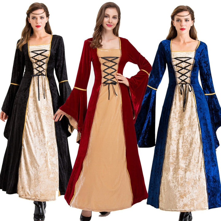Três modelos vestindo trajes históricos Lars Hamburg em veludo com mangas largas, decote quadrado e amarração frontal.