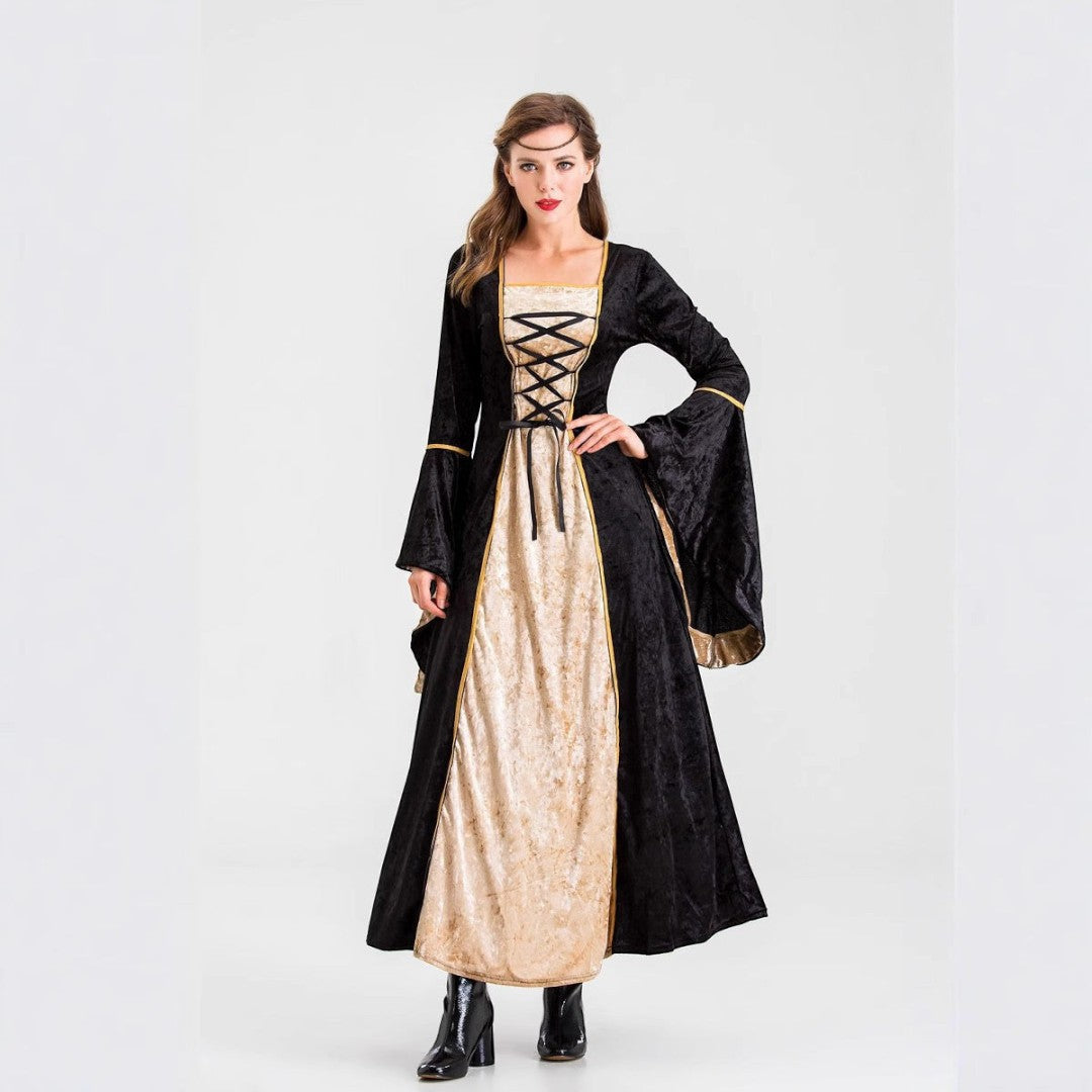Modelo veste traje histórico Lars Hamburg em veludo preto e dourado com mangas largas e detalhe de amarração frontal