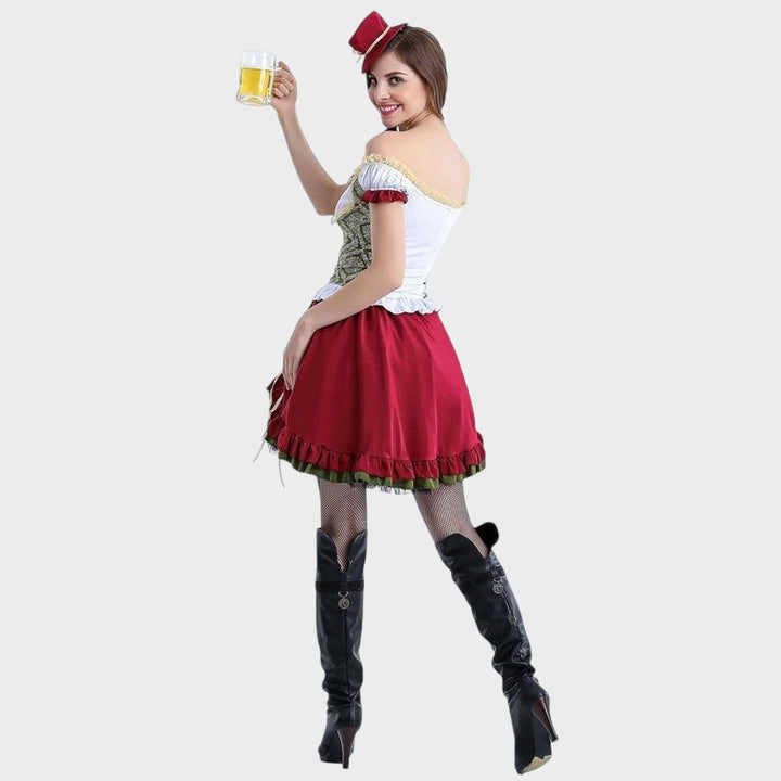 Mulher vestindo traje típico bávaro Lars Hamburg com corpete, saia vermelha com babados, chapéu e caneca de cerveja