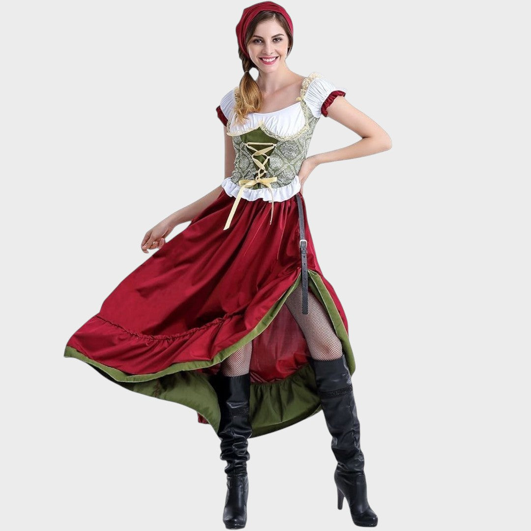 Mulher vestindo traje tradicional bávaro Lars Hamburg com corpete verde, saia vermelha, mangas bufantes e chapéu.