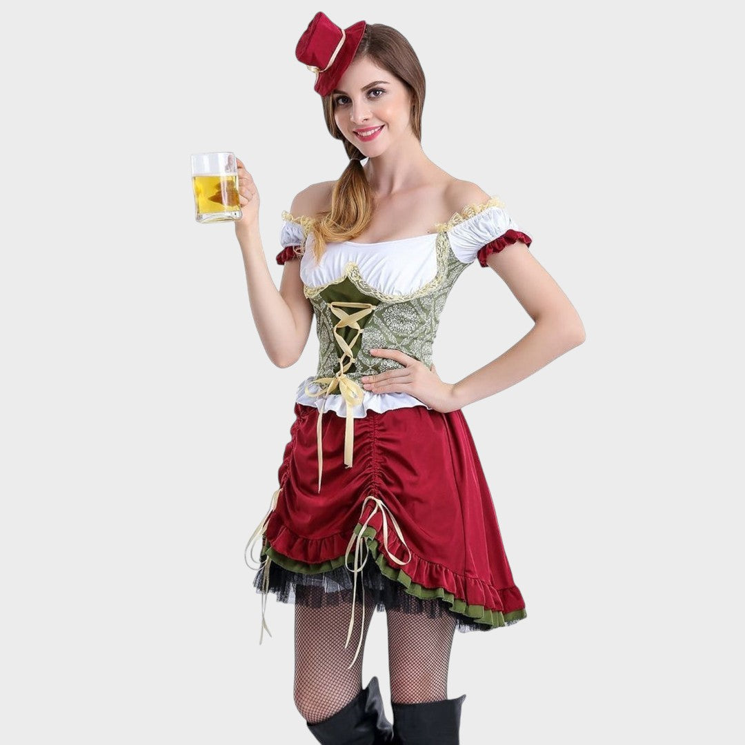 Mulher a usar traje tradicional bávaro Lars Hamburg com corpete verde, saia vermelha, folhos e um pequeno chapéu