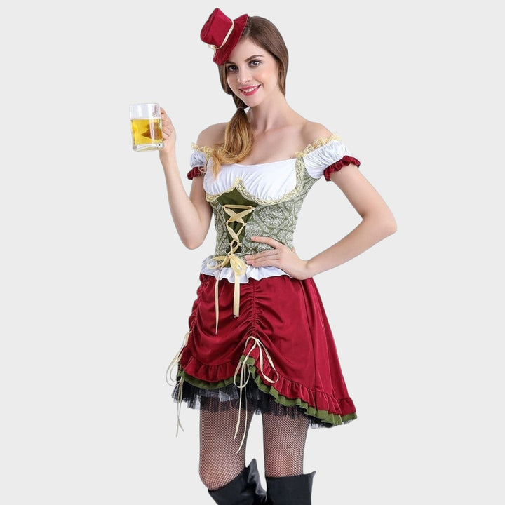 Mulher a usar traje tradicional bávaro Lars Hamburg com corpete verde, saia vermelha, folhos e um pequeno chapéu