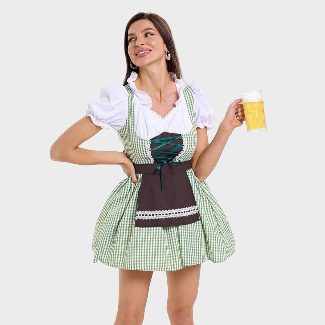 Mulher a usar vestido de dirndl Lars Hamburg verde e branco com avental castanho, mangas bufantes e caneca de cerveja