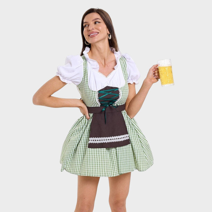 Mulher a usar vestido de dirndl Lars Hamburg verde e branco com avental castanho, mangas bufantes e caneca de cerveja
