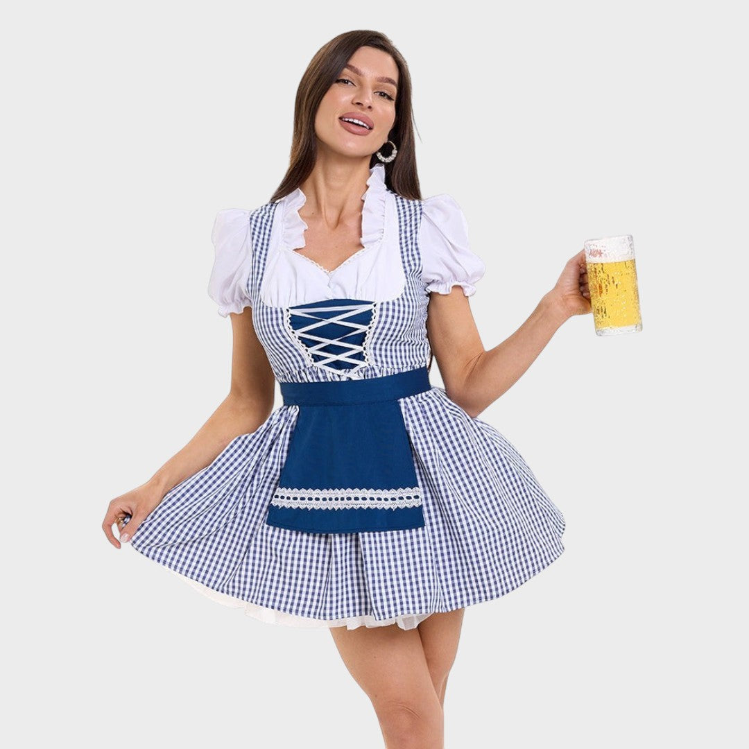 Modelo veste vestido de dirndl Lars Hamburg azul e branco com padrão xadrez, mangas bufantes e avental com renda.