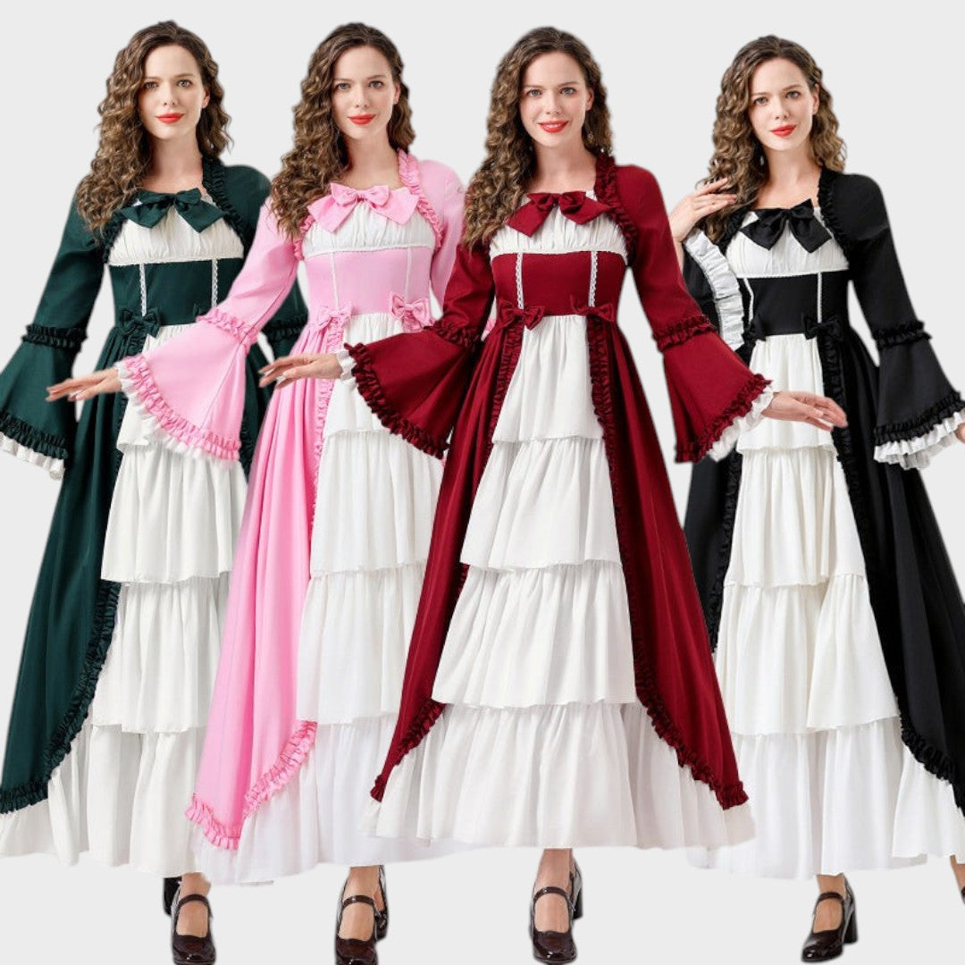 Quatro vestidos históricos Lars Hamburg com babados, mangas largas e saia em camadas em verde, rosa, bordô e preto.