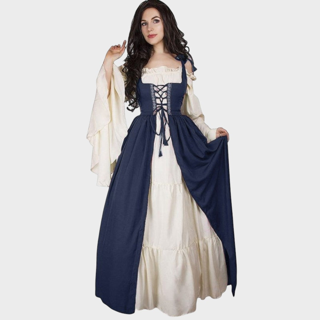 Modelo vestindo vestido histórico Lars Hamburg azul e creme com mangas largas e corpete com cordões estilo medieval