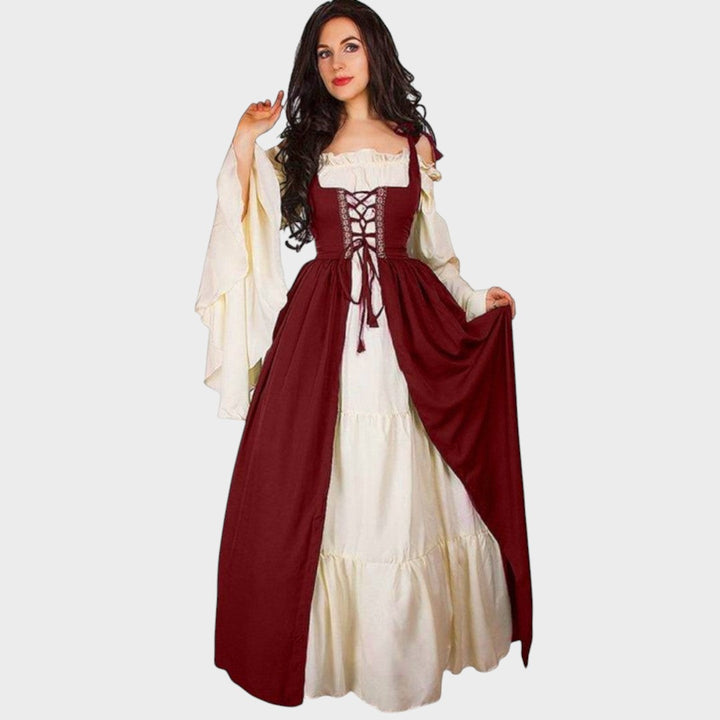 Modelo vestindo vestido histórico Lars Hamburg em tons de bordô e creme com mangas largas e detalhe de cordões