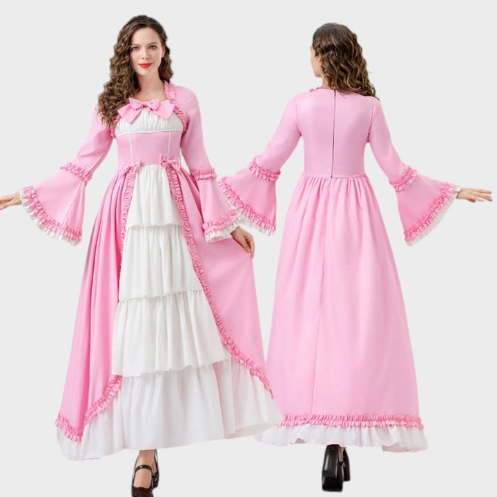 Vestido histórico Lars Hamburg rosa e branco com folhos, mangas largas e laços, ideal para eventos temáticos.
