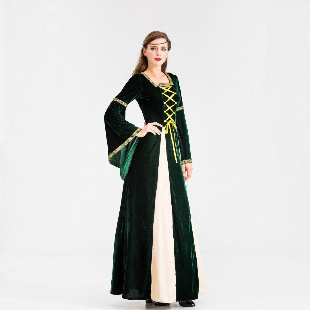 Modelo veste vestido histórico de veludo verde Lars Hamburg com mangas largas e detalhe de cordões decorativos