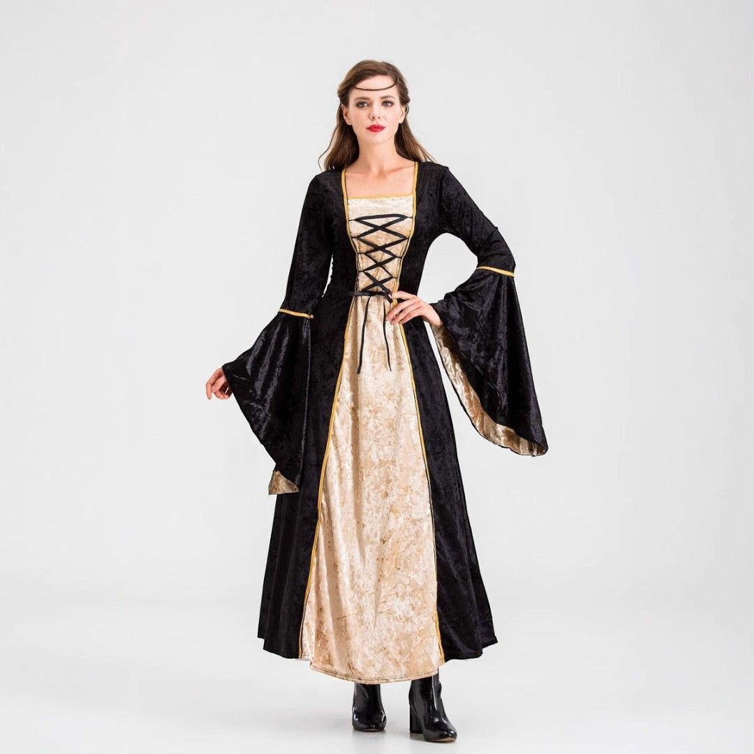 Modelo veste traje histórico Lars Hamburg em veludo preto e dourado com mangas largas e detalhe de amarração frontal.