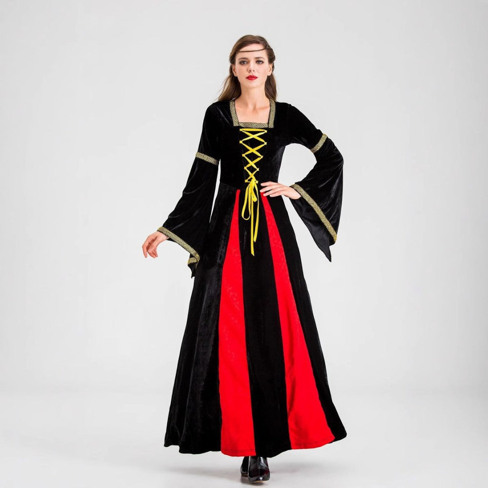 Modelo veste vestido histórico de veludo Lars Hamburg preto e vermelho com mangas largas e cordões decorativos amarelos