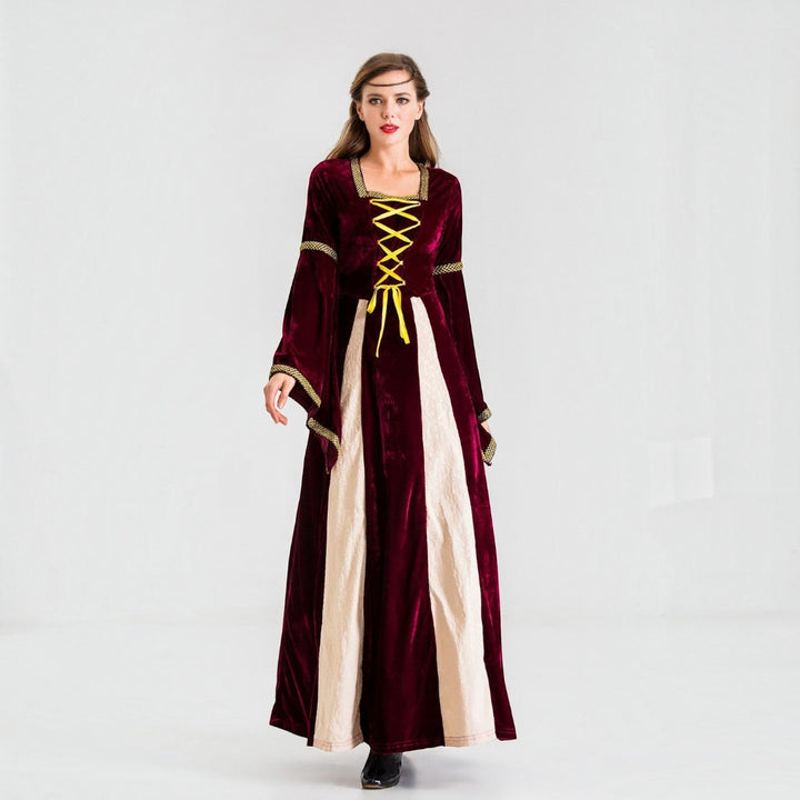 Modelo veste vestido histórico de veludo bordô e bege Lars Hamburg com mangas largas e detalhe de laço frontal