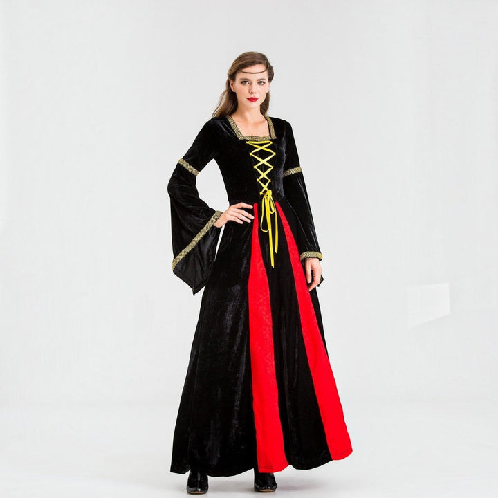 Modelo veste vestido histórico de veludo preto e vermelho Lars Hamburg com mangas largas e atacadores decorativos