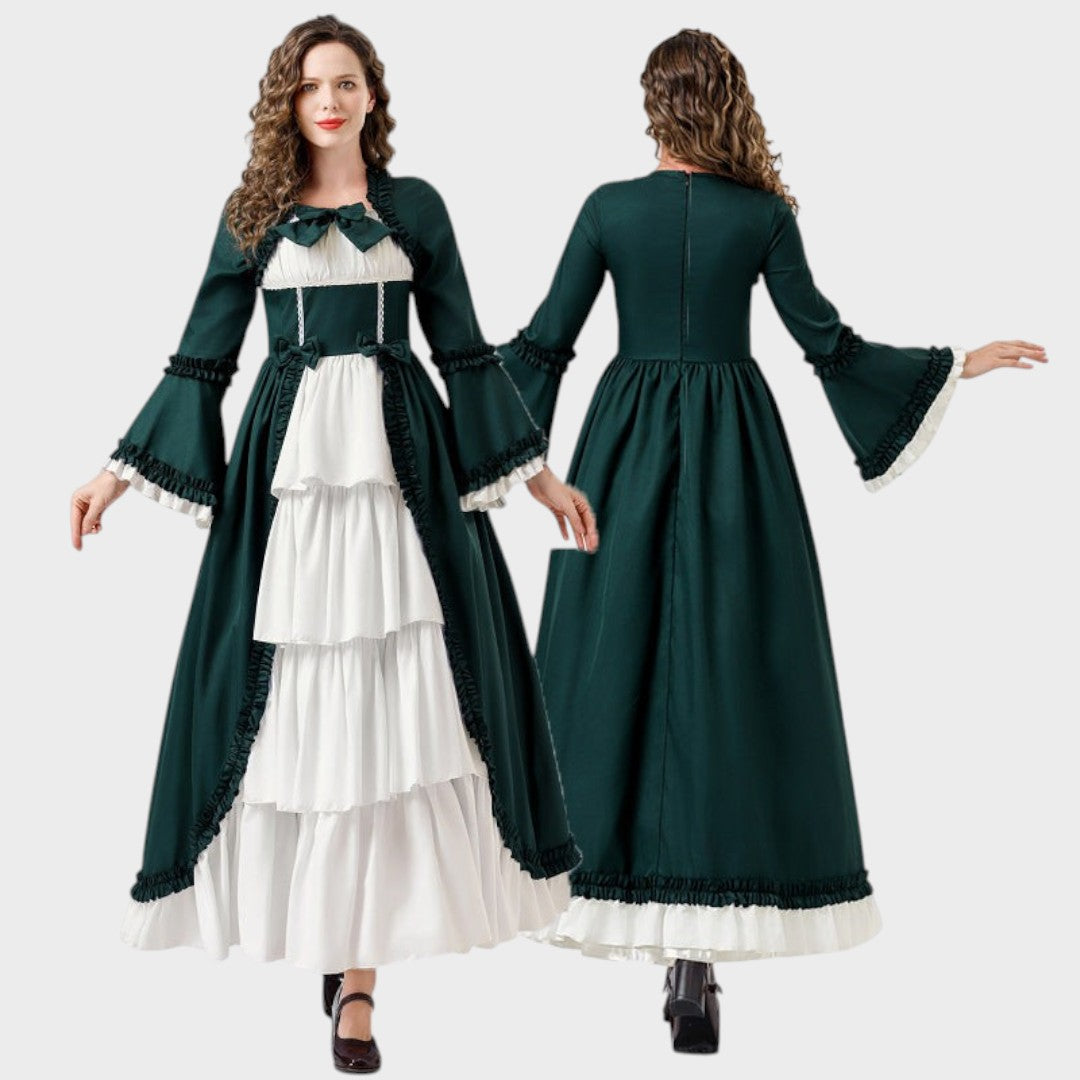 Vestido histórico Lars Hamburg verde e branco com babados, mangas largas e design elegante de época para eventos.